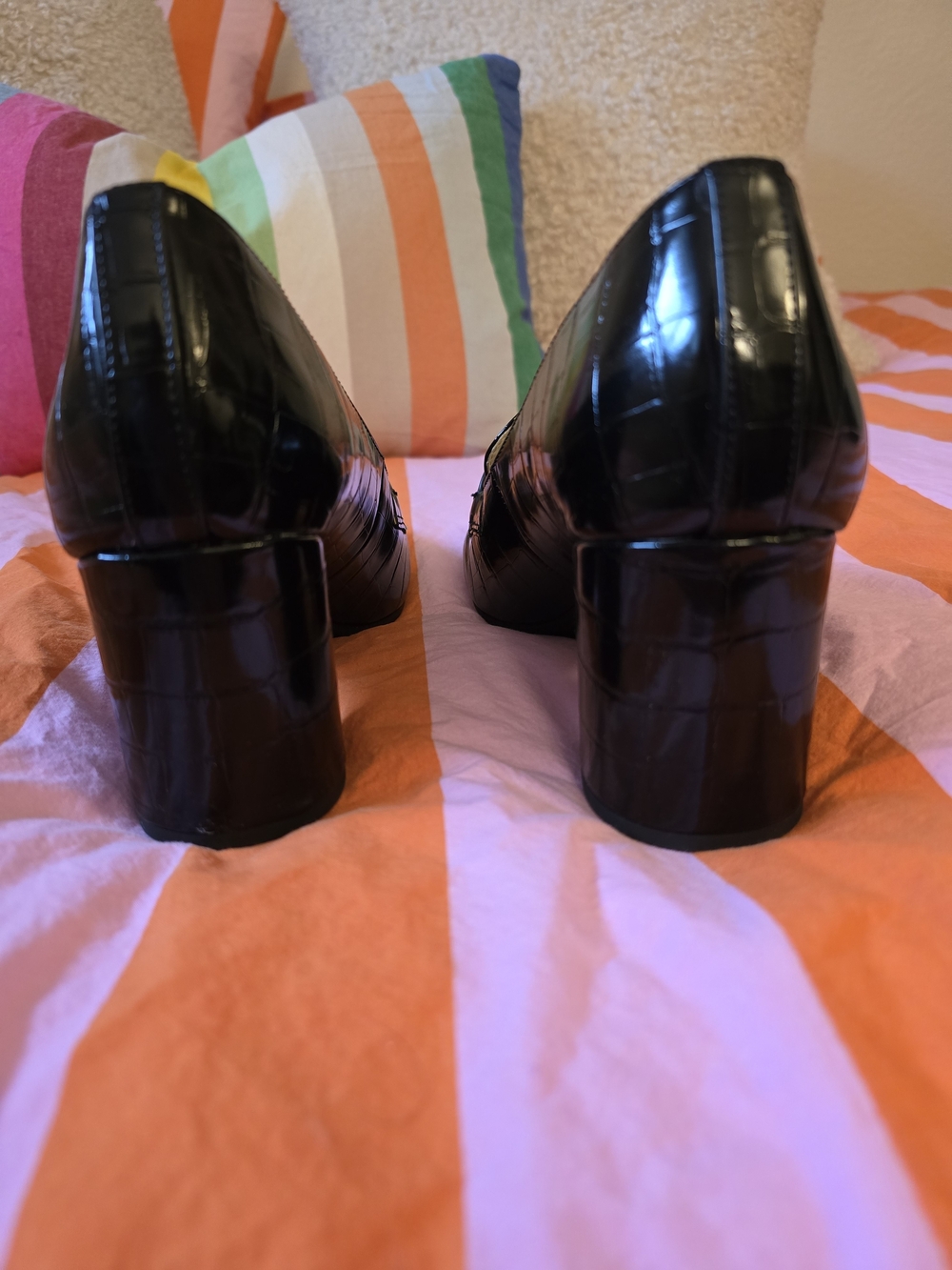 Liz Claiborne Black Croc-Embossed Loafers with Gold LC Chain - Picture 4 of 8